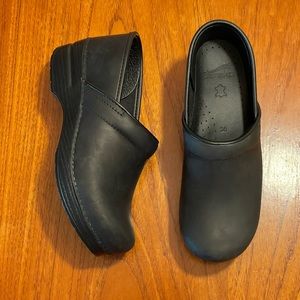 NEW DANSKO Professional Black Oiled Leather Clogs - EU 38